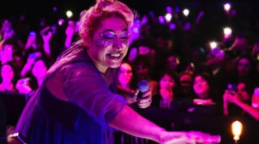 Uyuşturucu operasyonunda gözaltına alınmıştı! Baştan aşağı tüyden kostümüyle sahneye çıktı! Kalben'in ilginç tarzı sosyal medyanın diline düştü 