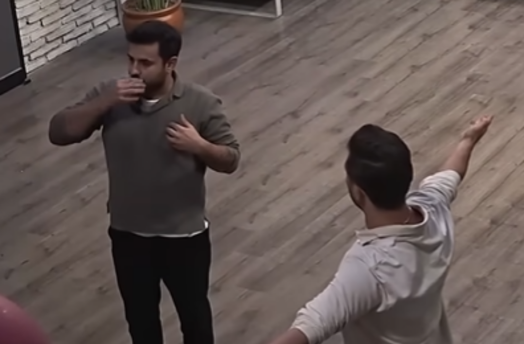 MasterChef'te şaşırtan kavga! Onur ve Semih birbirine girdi, tepkiler y&uuml;kseldi! 'İndir o elini'