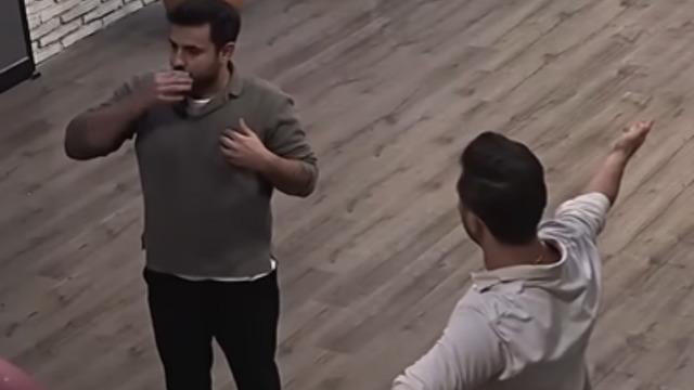 MasterChef'te şaşırtan kavga! Onur ve Semih birbirine girdi, tepkiler yükseldi! 'İndir o elini'