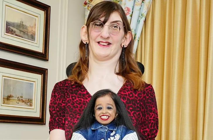 İlginç görüntü: Dünyanın en uzun kadını Rumeysa Gelgi ve dünyanın en kısa kadını Jyoti Amge buluştu