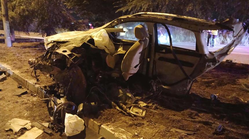 Direksiyon hakimiyetini kaybetti, aracıyla ağca girdi... Otomobil ortadan ikiye ayrıldı!