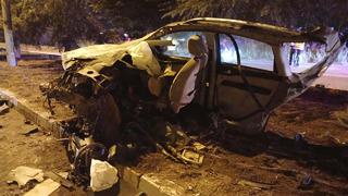 Direksiyon hakimiyetini kaybetti, aracıyla ağca girdi... Otomobil ortadan ikiye ayrıldı!