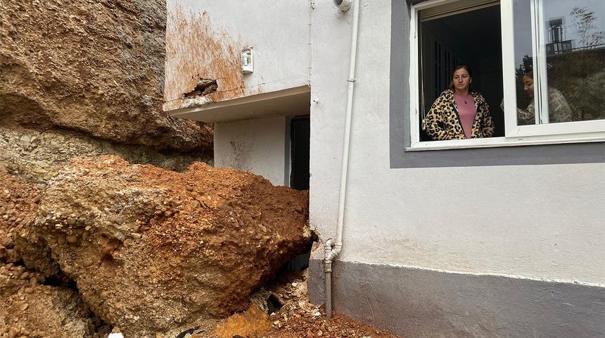 Aşırı yağışlar nedeniyle kopan kaya parçası evinin girişini kapattı... Öyle bir sarsıldılar ki aile deprem oluyor sandı!