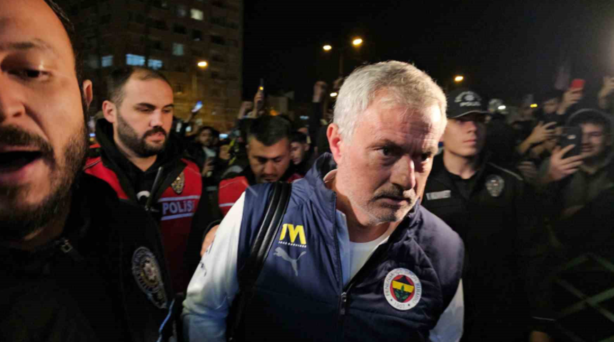 Galatasaray ardından Fenerbahçe'de Kayseri'de taraftar şovuyla karşılandı! Jose Mourinho...