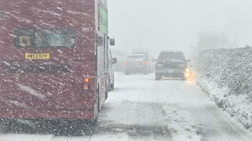 Acil durum ilan edilen Bert Fırtınası İngiltere'ye ulaştı! Uyarılar peşi sıra geldi: "3 günlük su ve yiyecek stoklayın"