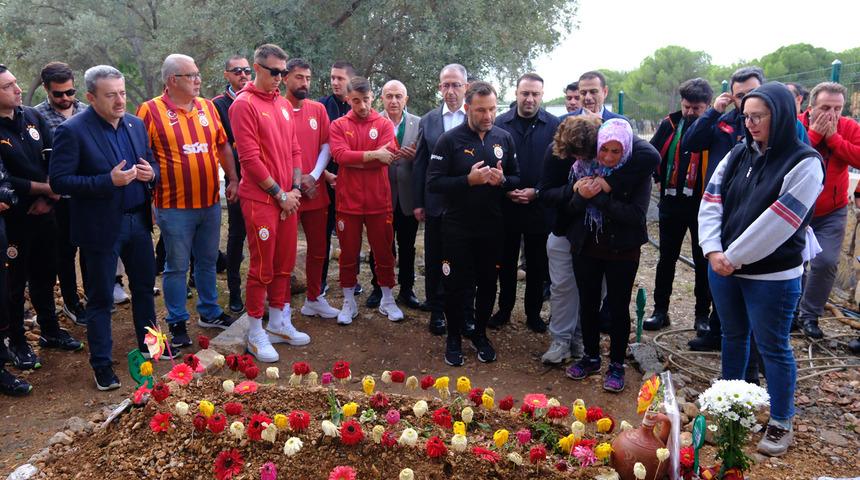 Galatasaraylı oyuncular, teknik heyet ve yönetim Yiğit’in mezarını ziyaret etti