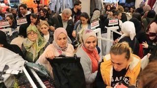 Yağmur çamur dinlemediler! 25 TL'lik kıyafet almak için birbirlerini ezdiler... O anlar saniye saniye kamerada 