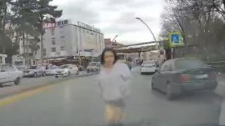 Ankara'da araçların önüne atlayan kadın yürekleri ağza getirdi! 