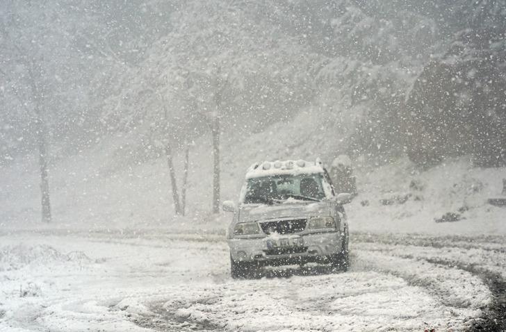 İSTANBUL'DA KAR SÜRPRİZİ |Bu kadarını kimse beklemiyordu... Lapa lapa yağdı! Deniz ve hava trafiği felç G2
