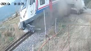 Manisa'da korkunç olay! Yolcu treninin otomobile çarptı