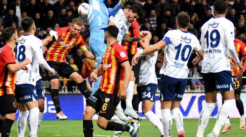 Kayserispor'da Başkan Ali Çamlı'dan Fenerbahçe maçı sonrası sert hakem tepkisi! ''Kafalarında bir şeyler kurmasınlar''