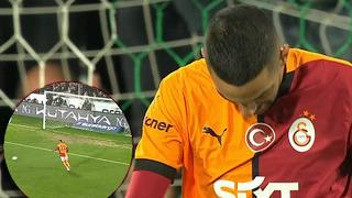 Hakim Ziyech imkansızı başardı! Boş kaleyi auta gönderdi... Görenler gözlerine inanamadı!