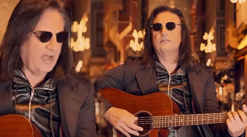 Deri pantolonlu hali dile düşen şarkıcı Çelik: Bacak arama gösterdiğiniz ilgi enteresan...