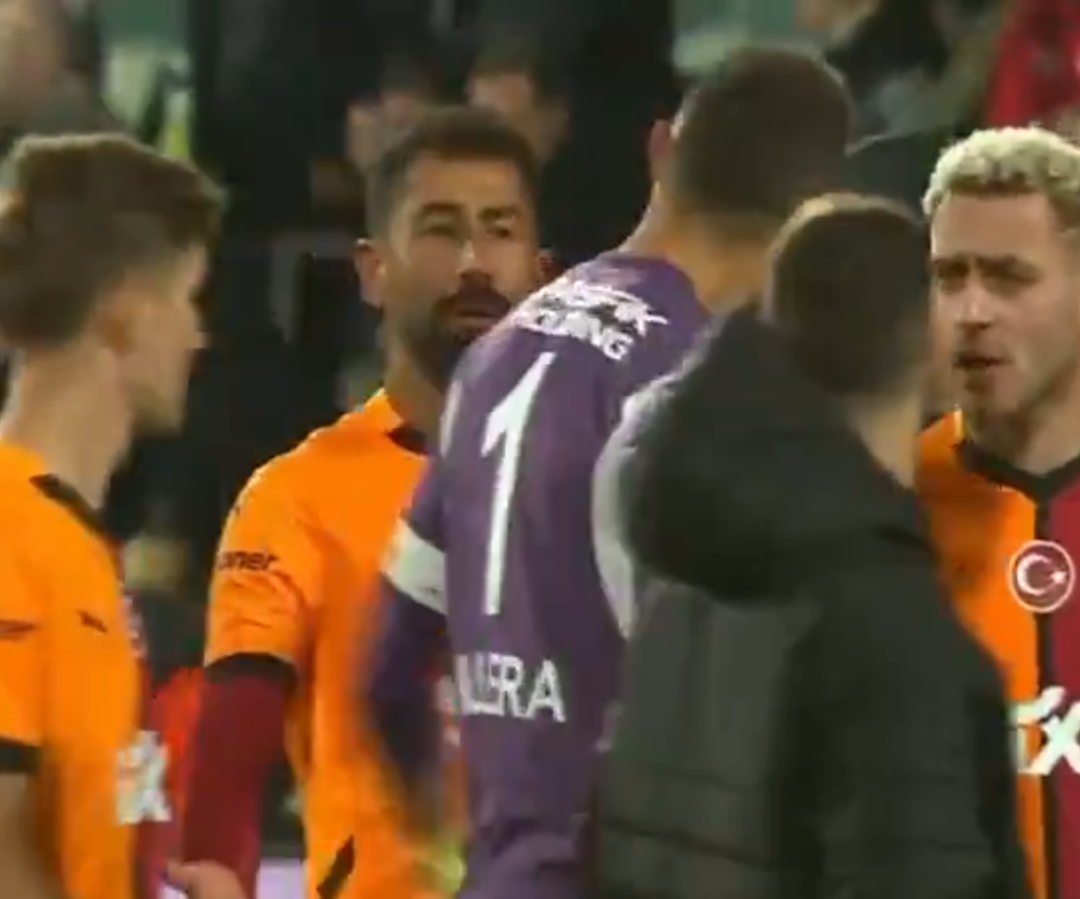 G&ouml;r&uuml;nt&uuml;ler ortaya &ccedil;ıktı! Bodrum FK ma&ccedil;ı sonrası Galatasaray'da kavga... Muslera ile Kerem Demirbay birbirine girdi