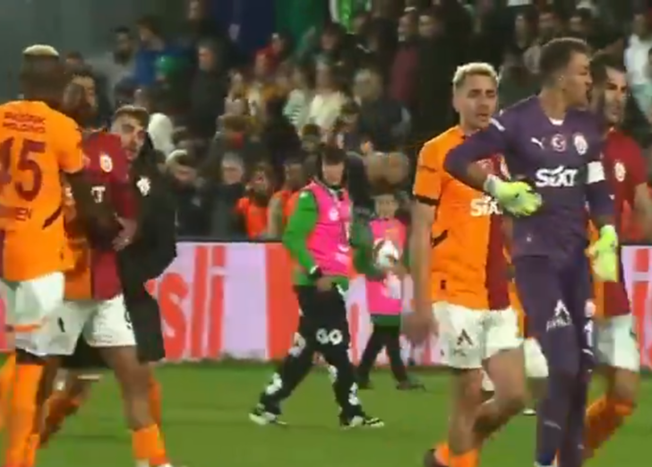 Görüntüler ortaya çıktı! Bodrum FK maçı sonrası Galatasaray'da kavga... Muslera ile Kerem Demirbay birbirine girdi G3