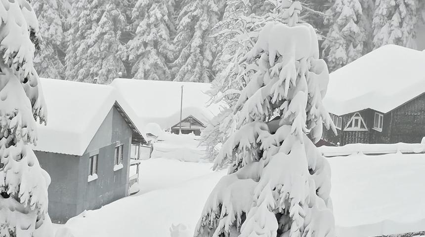 Gidecekleri uyardı: "Kar seviyesi hızla artıyor"... D&uuml;zce'de yoğun kar yağışı yolları kapattı, ulaşımda aksamalar oldu!