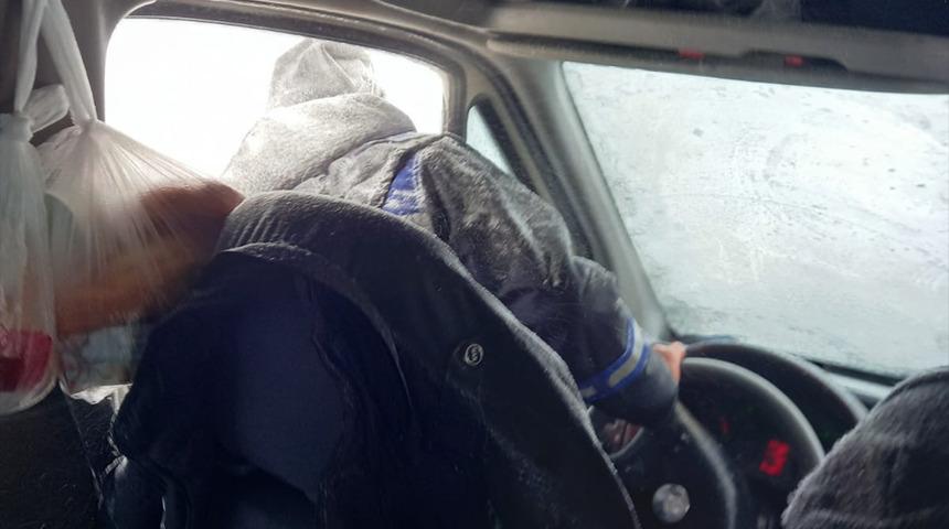 Adana'da yoğun kar ve tipi nedeniyle şarampole düşen minibüste mahsur kalan 12 maden işçisi kurtarıldı