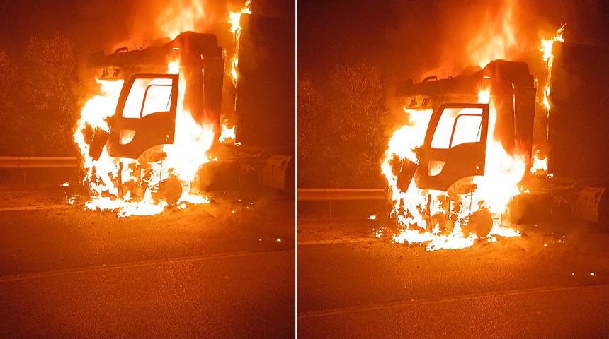 TEM otoyolunda muz yüklü TIR cayır cayır yandı!