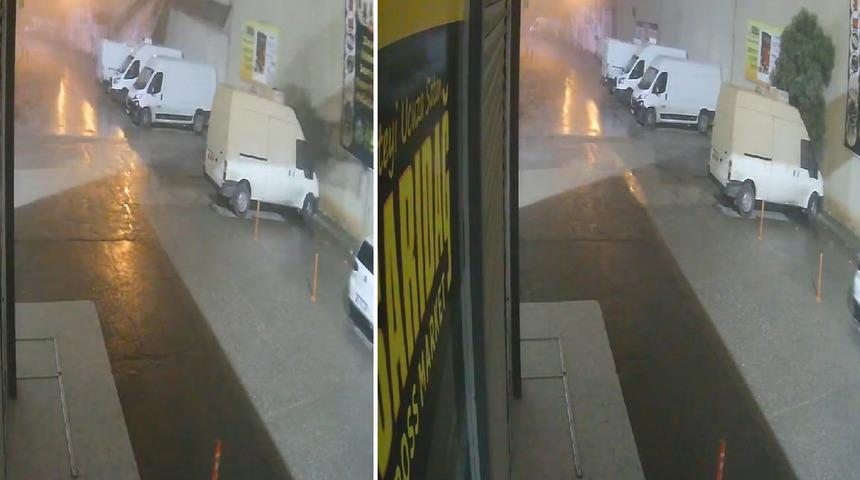 Adana'da facianın eşiğinden dönüldü! Korkuluk ve reklam panosu araçlara zarar verdi