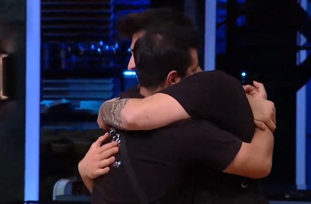 Masterchef'te kim elendi? 'Safranlı tabak'ta başarısız olunca gitti... "Bunca kurgunun i&ccedil;inden &ccedil;ıktığı i&ccedil;in mutluyum"