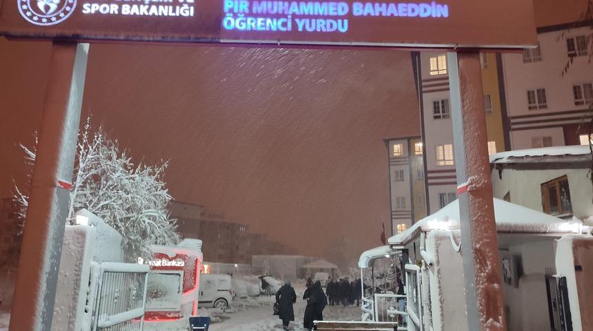 Erzincan'da kar nedeniyle yollarda mahsur kalanlar yurtlara yerleştirildi
