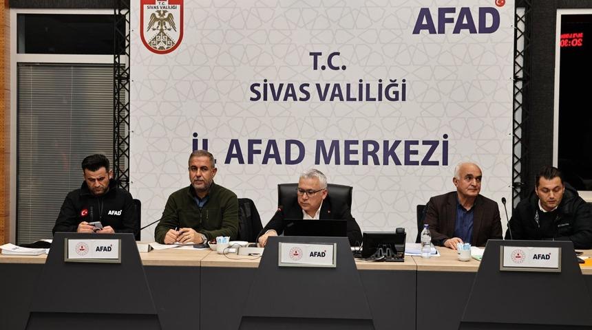 Sivas'ta kar ve tipi nedeniyle 829 köy yolu ulaşıma kapandı