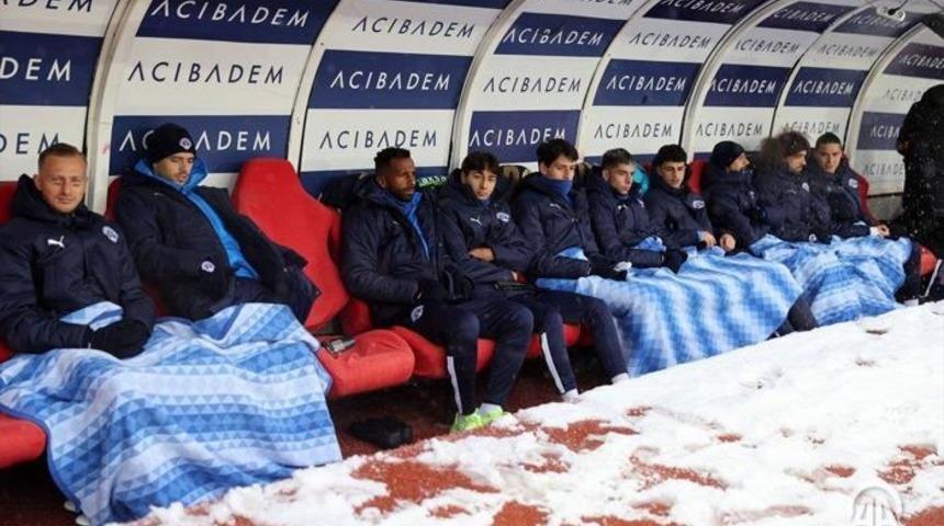 Sivasspor-Kasımpaşa maçı kar yağışı altında oynanmıştı! Yayıncı kuruluş spikerinden soğuk havalar için çok ilginç öneri