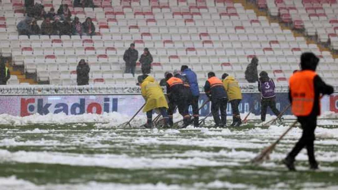 sivasspor_kasimpasa_maci_yogun_kar_yagisi_sebebiyle_gec_basladi_1732447075_2317