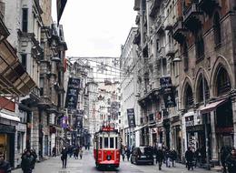 Yılda yüz binlerce turist ağırlıyorken ekonomik koşullar esnafı vurdu! İstiklal Caddesi'ndeki kira bedelleri dudak uçuklattı: Kimisi kepenk indirmeye başladı