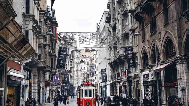 Yılda yüz binlerce turist ağırlıyorken ekonomik koşullar esnafı vurdu! İstiklal Caddesi'ndeki kira bedelleri dudak uçuklattı: Kimisi kepenk indirmeye başladı