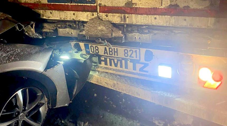 Kars'ta tıra arkadan çarpan otomobildeki 1 kişi yaralandı