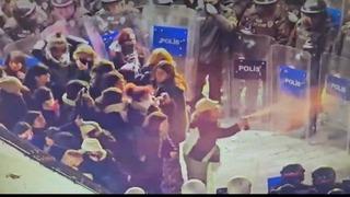 Taksim'de ortalık karıştı! Eylemciler polise biber gazı sıkıp, boya fırlattı