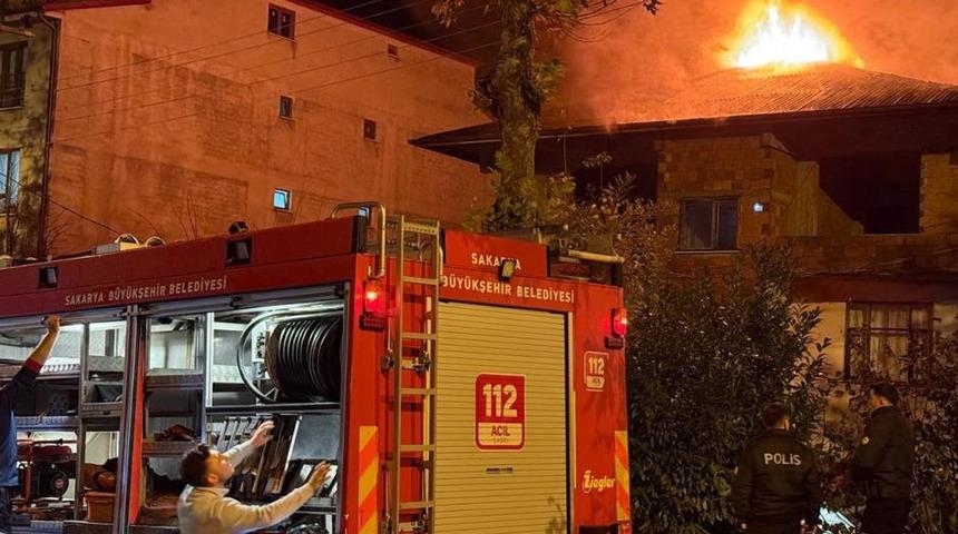 Evin çatısı alev topuna döndü