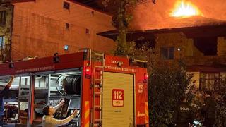 Evin çatısı alev topuna döndü