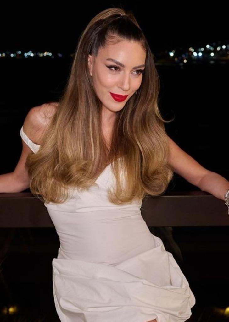 Süper mini elbisesiyle geceye damga vurdu! Sinem Kobal'ın yüzündeki değişim dikkat çekti! 'Köseli kundura gibi' G1