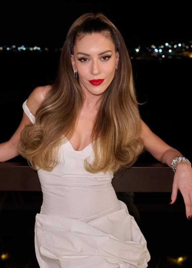 Süper mini elbisesiyle geceye damga vurdu! Sinem Kobal'ın yüzündeki değişim dikkat çekti! 'Köseli kundura gibi' G2