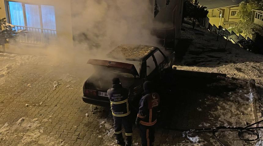 Gümüşhane'de park halinde yanan otomobil kullanılmaz hale geldi