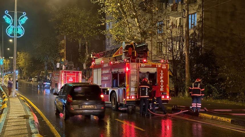 Sakarya'da üç katlı binanın çatısı yangında hasar gördü