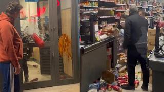 Hırsızlık yaparken yakalandılar, çalışanlar tarafından markete kitlendiler! Yangın tüpüyle cama vurup kaçmaya çalıştılar