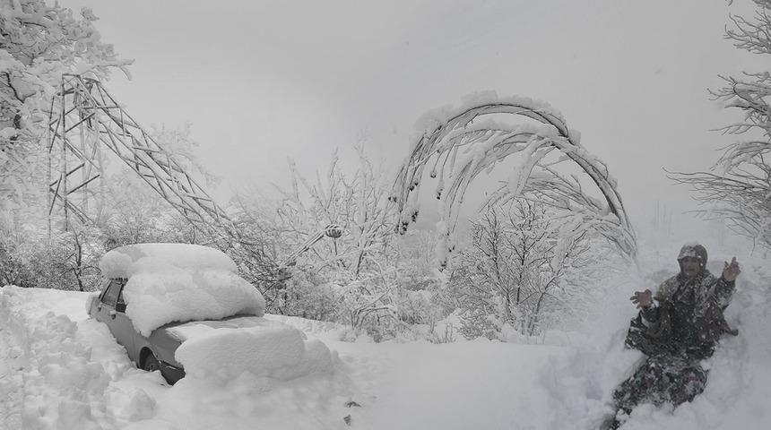 Öyle bir yağdı ki 40 yılın acısı çıktı! Teyzeler karda adeta kayboldu, gençler tadını çıkardı, arabalar olduğu yere saplandı...