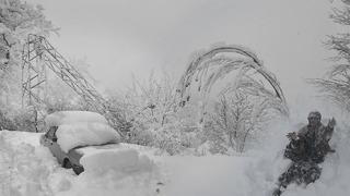 Öyle bir yağdı ki 40 yılın acısı çıktı! Teyzeler karda adeta kayboldu, gençler tadını çıkardı, arabalar olduğu yere saplandı...