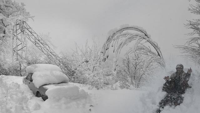 Öyle bir yağdı ki 40 yılın acısı çıktı! Teyzeler karda adeta kayboldu, gençler tadını çıkardı, arabalar olduğu yere saplandı...