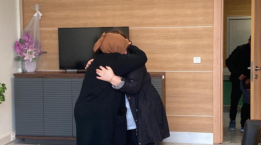 Hi&ccedil; g&ouml;rmediği annesine 28 yıl sonra kavuştu! G&ouml;zyaşlarına hakim olamadı