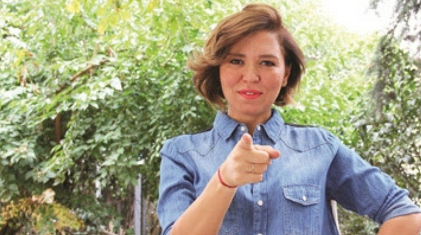 Estetik kurbanı olmuştu! Bir gözünü kaybeden Esin Övet ekrana çıkıp anlattı! '8 ay yalan söyledim' 