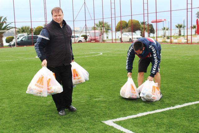 Yunan veteran futbolculardan, Ayvalık taki ihtiya&ccedil; sahiplerine yardım 1