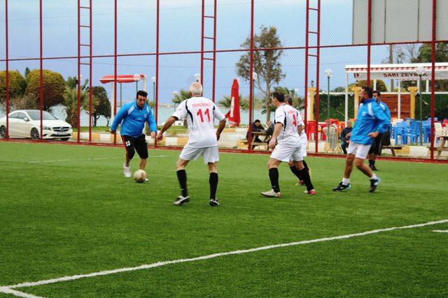 Yunan veteran futbolculardan, Ayvalık taki ihtiya&ccedil; sahiplerine yardım 2