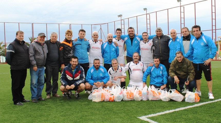 Yunan veteran futbolculardan, Ayvalık'taki ihtiya&ccedil; sahiplerine yardım
