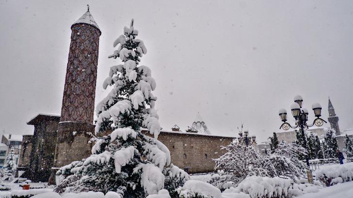 Erzurum dün gece dondu! -17,6 derece ile Türkiye'nin en soğuk yeri Erzurum'un Çat ilçesi oldu... G1