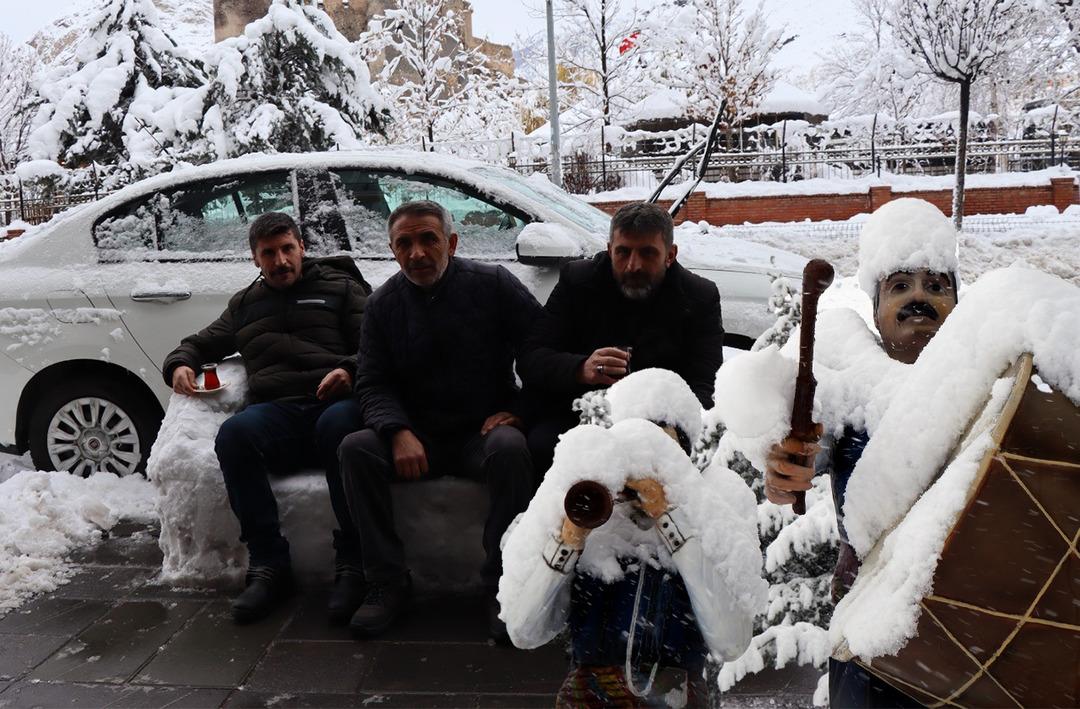 Erzurum d&uuml;n gece dondu! -17,6 derece ile T&uuml;rkiye'nin en soğuk yeri Erzurum'un &Ccedil;at il&ccedil;esi oldu...