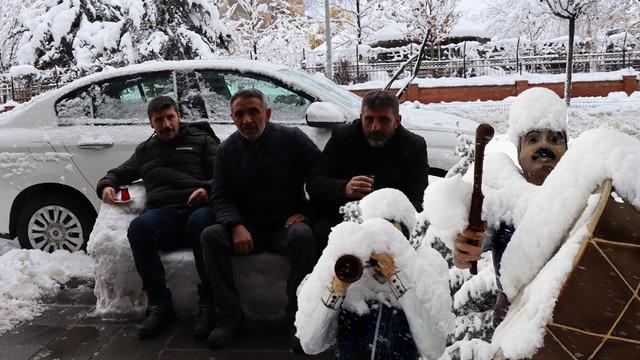 Erzurum dün gece dondu! -17,6 derece ile Türkiye'nin en soğuk yeri Erzurum'un Çat ilçesi oldu...